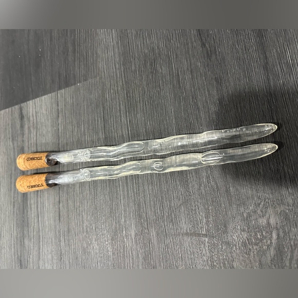 Set of 2 Corkcicle Clear Wine Chillers with Cork Stoppers - new and never used - Picture 3 of 4